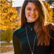 Giovane laureata impartisce ripetizioni di materie richieste dallo studente